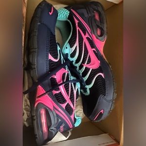 Size 8 1/2 ( fits like an 8 ) nike air max runners